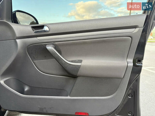 Черный Фольксваген Гольф, объемом двигателя 1.6 л и пробегом 216 тыс. км за 6100 $, фото 17 на Automoto.ua