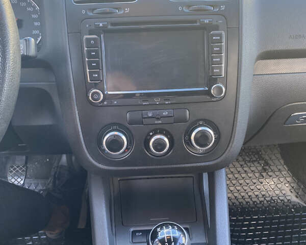 Черный Фольксваген Гольф, объемом двигателя 1.39 л и пробегом 245 тыс. км за 4700 $, фото 4 на Automoto.ua