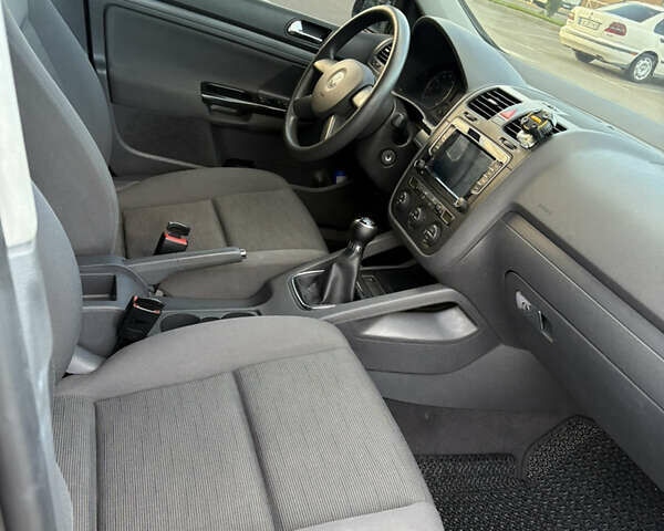 Черный Фольксваген Гольф, объемом двигателя 1.6 л и пробегом 216 тыс. км за 6100 $, фото 15 на Automoto.ua