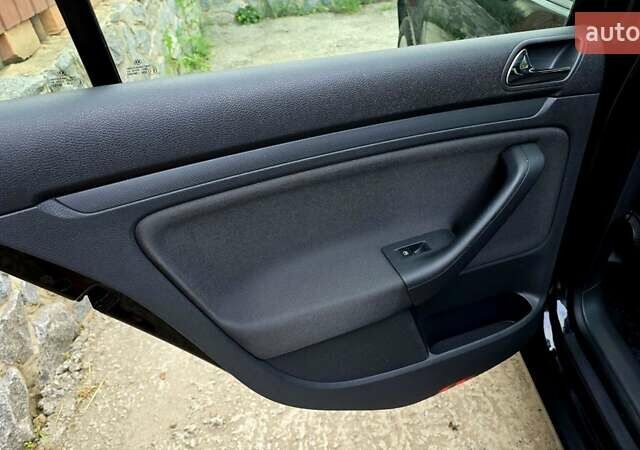 Черный Фольксваген Гольф, объемом двигателя 1.6 л и пробегом 210 тыс. км за 7299 $, фото 52 на Automoto.ua