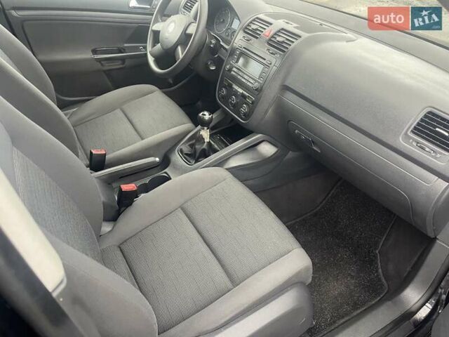 Черный Фольксваген Гольф, объемом двигателя 1.4 л и пробегом 225 тыс. км за 4500 $, фото 7 на Automoto.ua