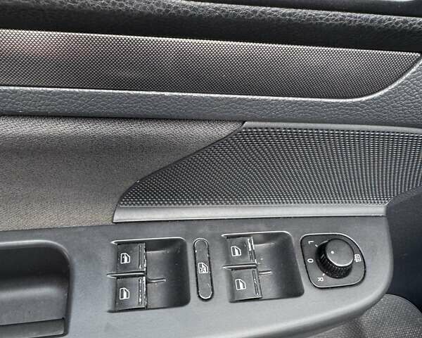 Черный Фольксваген Гольф, объемом двигателя 1.4 л и пробегом 298 тыс. км за 4900 $, фото 6 на Automoto.ua