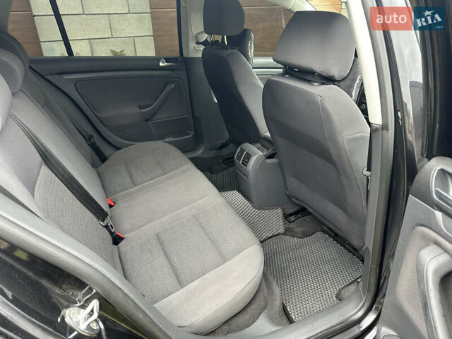 Черный Фольксваген Гольф, объемом двигателя 1.39 л и пробегом 121 тыс. км за 5150 $, фото 24 на Automoto.ua