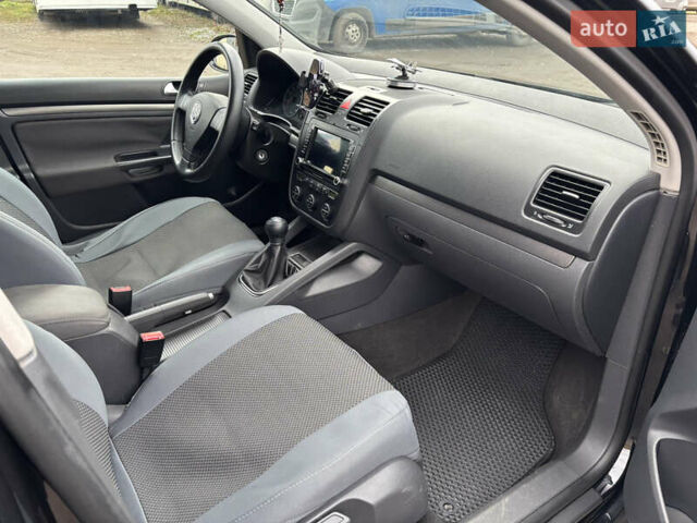 Черный Фольксваген Гольф, объемом двигателя 1.6 л и пробегом 243 тыс. км за 5000 $, фото 5 на Automoto.ua