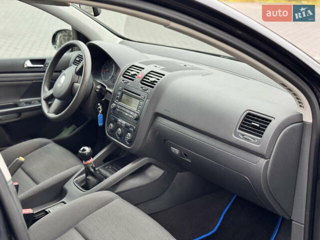 Черный Фольксваген Гольф, объемом двигателя 1.4 л и пробегом 197 тыс. км за 5500 $, фото 18 на Automoto.ua