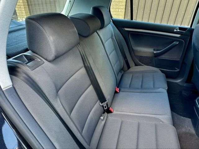 Черный Фольксваген Гольф, объемом двигателя 1.6 л и пробегом 215 тыс. км за 6500 $, фото 7 на Automoto.ua