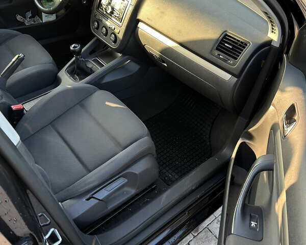 Черный Фольксваген Гольф, объемом двигателя 1.6 л и пробегом 192 тыс. км за 6000 $, фото 21 на Automoto.ua