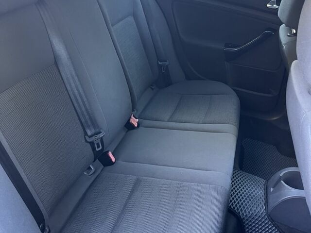 Черный Фольксваген Гольф, объемом двигателя 1.6 л и пробегом 211 тыс. км за 5400 $, фото 10 на Automoto.ua