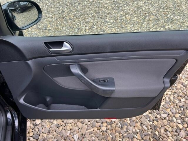 Черный Фольксваген Гольф, объемом двигателя 1.6 л и пробегом 191 тыс. км за 5499 $, фото 8 на Automoto.ua