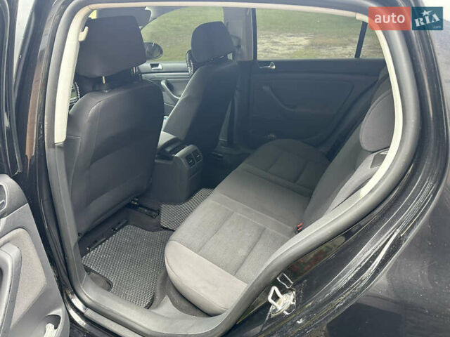 Черный Фольксваген Гольф, объемом двигателя 1.39 л и пробегом 121 тыс. км за 5150 $, фото 25 на Automoto.ua