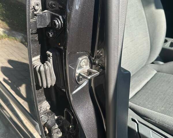 Фольксваген Гольф 2005 у Покров (Орджонікідзе) на Automoto.ua Чорний Фольксваген Гольф, об'ємом двигуна 1.6 л та пробігом 290 тис. км за 6000 $, фото 15 на Automoto.ua