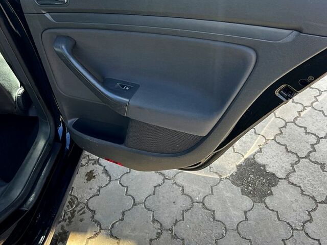 Черный Фольксваген Гольф, объемом двигателя 1.4 л и пробегом 197 тыс. км за 5400 $, фото 7 на Automoto.ua