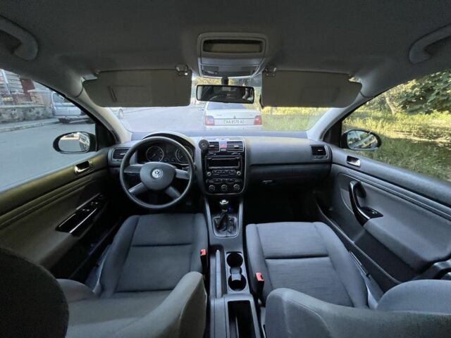 Черный Фольксваген Гольф, объемом двигателя 1.6 л и пробегом 211 тыс. км за 5400 $, фото 1 на Automoto.ua