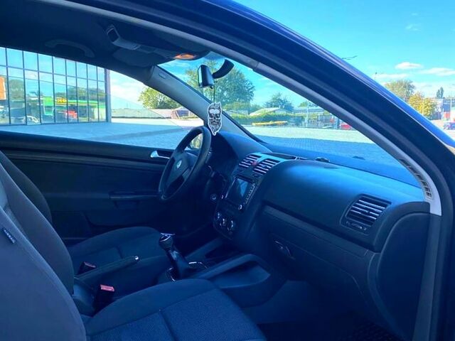 Черный Фольксваген Гольф, объемом двигателя 1.4 л и пробегом 235 тыс. км за 4300 $, фото 5 на Automoto.ua