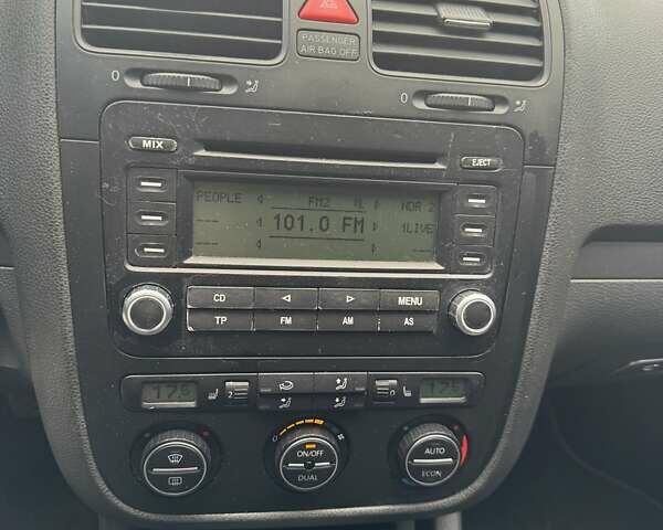 Черный Фольксваген Гольф, объемом двигателя 1.4 л и пробегом 298 тыс. км за 4900 $, фото 5 на Automoto.ua