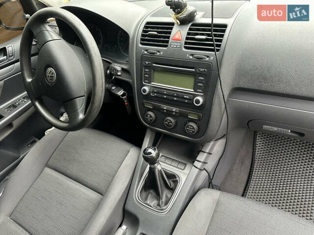 Черный Фольксваген Гольф, объемом двигателя 1.39 л и пробегом 121 тыс. км за 5150 $, фото 22 на Automoto.ua