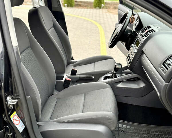 Черный Фольксваген Гольф, объемом двигателя 1.6 л и пробегом 185 тыс. км за 6200 $, фото 45 на Automoto.ua