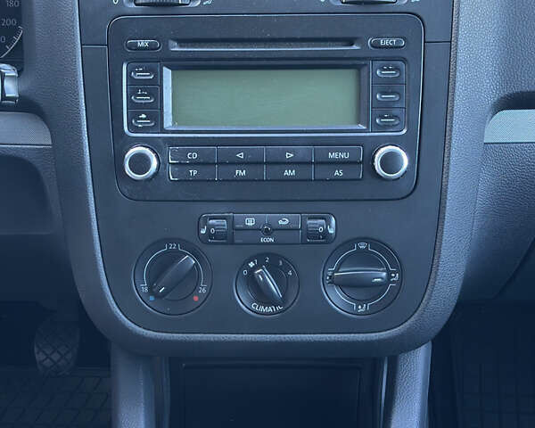 Черный Фольксваген Гольф, объемом двигателя 1.4 л и пробегом 278 тыс. км за 4500 $, фото 11 на Automoto.ua