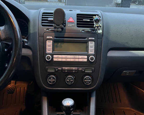 Черный Фольксваген Гольф, объемом двигателя 1.6 л и пробегом 195 тыс. км за 5900 $, фото 8 на Automoto.ua