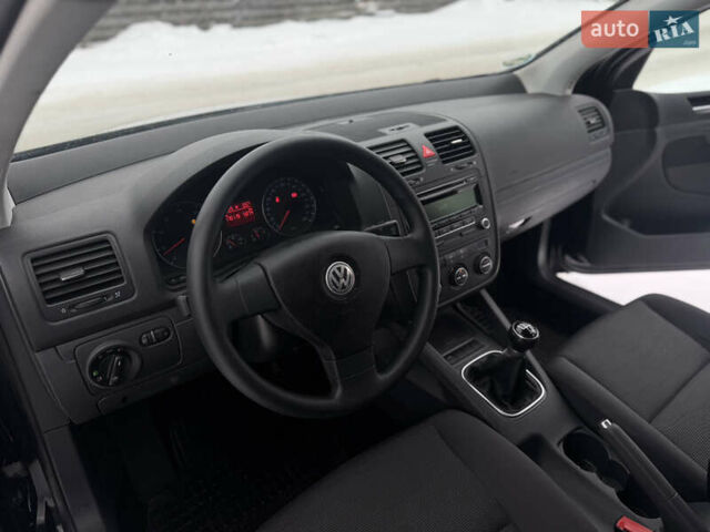 Черный Фольксваген Гольф, объемом двигателя 1.6 л и пробегом 170 тыс. км за 5850 $, фото 19 на Automoto.ua