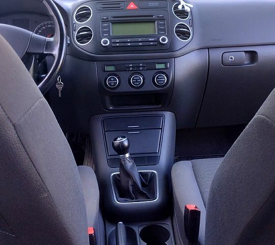 Черный Фольксваген Гольф, объемом двигателя 1.6 л и пробегом 143 тыс. км за 5900 $, фото 1 на Automoto.ua