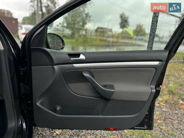 Черный Фольксваген Гольф, объемом двигателя 1.6 л и пробегом 221 тыс. км за 6600 $, фото 44 на Automoto.ua