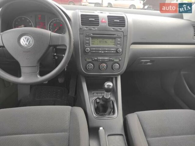 Черный Фольксваген Гольф, объемом двигателя 1.6 л и пробегом 188 тыс. км за 5500 $, фото 16 на Automoto.ua