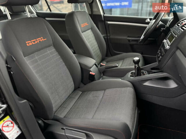 Черный Фольксваген Гольф, объемом двигателя 1.6 л и пробегом 221 тыс. км за 6600 $, фото 47 на Automoto.ua