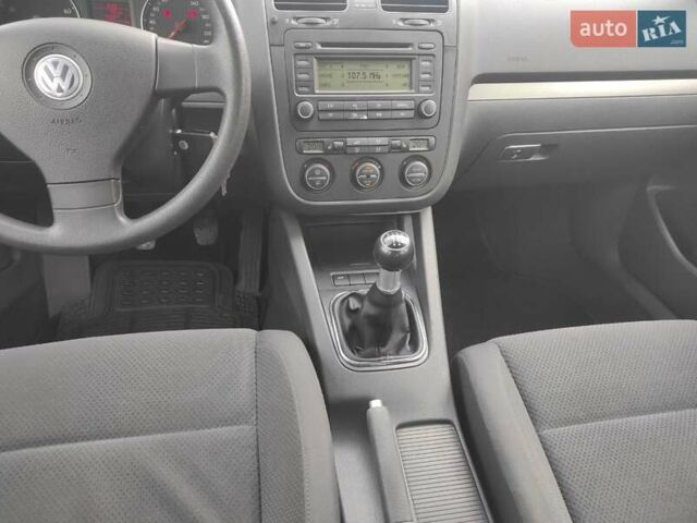 Черный Фольксваген Гольф, объемом двигателя 1.6 л и пробегом 188 тыс. км за 5500 $, фото 20 на Automoto.ua