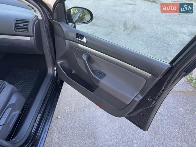 Черный Фольксваген Гольф, объемом двигателя 1.6 л и пробегом 258 тыс. км за 5950 $, фото 12 на Automoto.ua