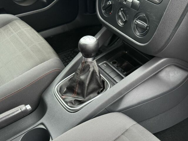 Черный Фольксваген Гольф, объемом двигателя 1.6 л и пробегом 265 тыс. км за 6300 $, фото 7 на Automoto.ua