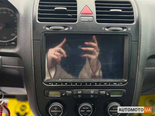 Черный Фольксваген Гольф, объемом двигателя 1.6 л и пробегом 240 тыс. км за 7900 $, фото 12 на Automoto.ua