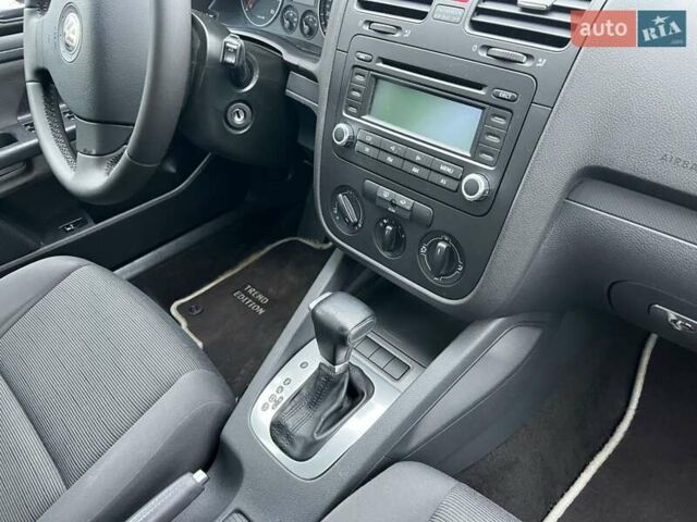 Черный Фольксваген Гольф, объемом двигателя 1.6 л и пробегом 98 тыс. км за 6799 $, фото 15 на Automoto.ua