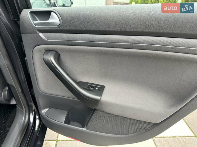 Черный Фольксваген Гольф, объемом двигателя 1.4 л и пробегом 187 тыс. км за 6500 $, фото 49 на Automoto.ua