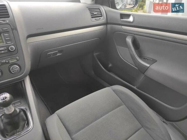 Черный Фольксваген Гольф, объемом двигателя 1.6 л и пробегом 188 тыс. км за 5500 $, фото 19 на Automoto.ua