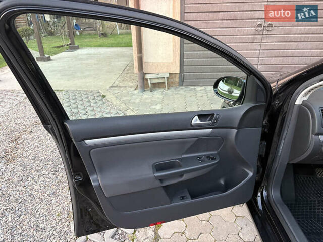 Черный Фольксваген Гольф, объемом двигателя 1.6 л и пробегом 240 тыс. км за 6150 $, фото 13 на Automoto.ua