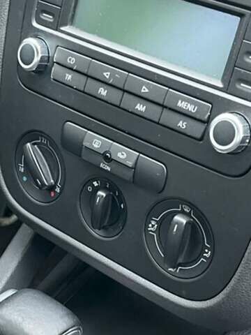 Черный Фольксваген Гольф, объемом двигателя 1.6 л и пробегом 98 тыс. км за 6799 $, фото 19 на Automoto.ua