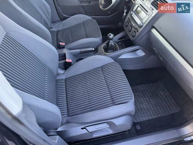 Черный Фольксваген Гольф, объемом двигателя 1.6 л и пробегом 258 тыс. км за 5950 $, фото 9 на Automoto.ua