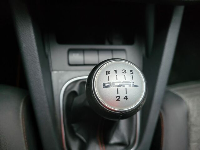 Черный Фольксваген Гольф, объемом двигателя 1 л и пробегом 201 тыс. км за 5999 $, фото 14 на Automoto.ua