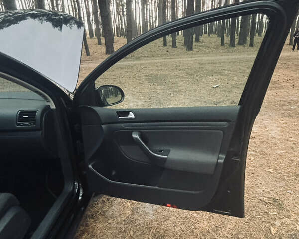 Черный Фольксваген Гольф, объемом двигателя 1.4 л и пробегом 268 тыс. км за 5650 $, фото 37 на Automoto.ua
