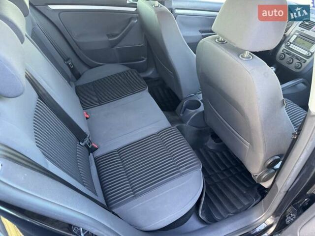 Черный Фольксваген Гольф, объемом двигателя 1.6 л и пробегом 258 тыс. км за 5950 $, фото 13 на Automoto.ua