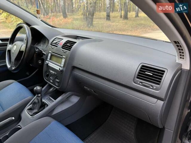 Черный Фольксваген Гольф, объемом двигателя 1.6 л и пробегом 200 тыс. км за 5800 $, фото 22 на Automoto.ua