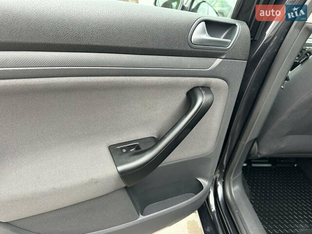 Черный Фольксваген Гольф, объемом двигателя 1.4 л и пробегом 187 тыс. км за 6500 $, фото 36 на Automoto.ua