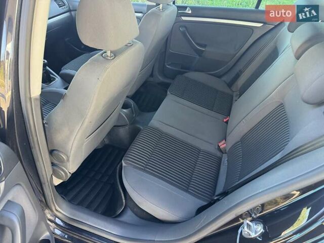 Черный Фольксваген Гольф, объемом двигателя 1.6 л и пробегом 258 тыс. км за 5950 $, фото 19 на Automoto.ua