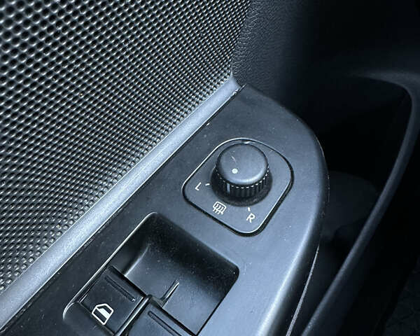 Черный Фольксваген Гольф, объемом двигателя 1.4 л и пробегом 278 тыс. км за 4500 $, фото 12 на Automoto.ua