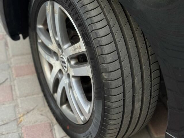 Черный Фольксваген Гольф, объемом двигателя 1.6 л и пробегом 246 тыс. км за 5950 $, фото 17 на Automoto.ua