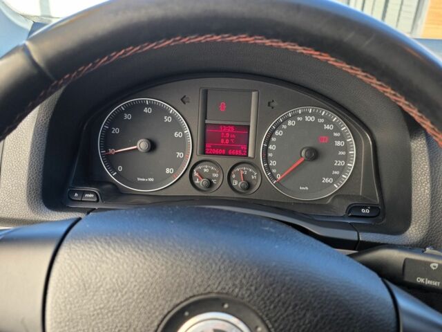 Черный Фольксваген Гольф, объемом двигателя 1.6 л и пробегом 220 тыс. км за 5250 $, фото 6 на Automoto.ua