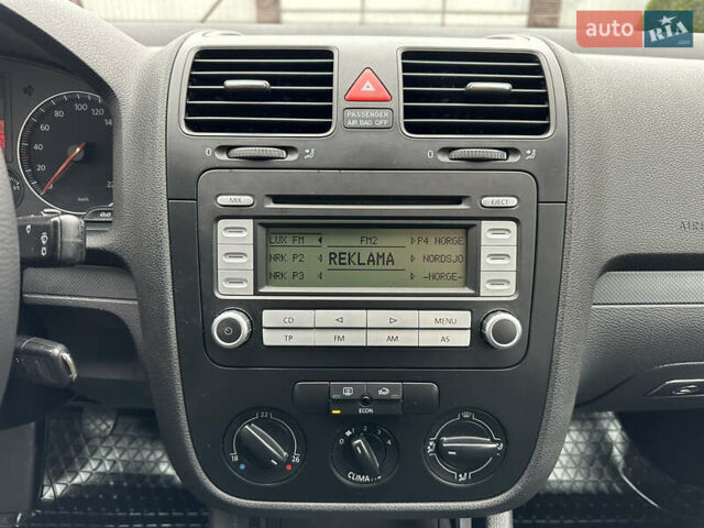 Черный Фольксваген Гольф, объемом двигателя 1.4 л и пробегом 187 тыс. км за 6500 $, фото 68 на Automoto.ua