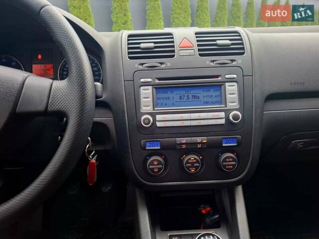 Черный Фольксваген Гольф, объемом двигателя 1.6 л и пробегом 219 тыс. км за 6400 $, фото 5 на Automoto.ua