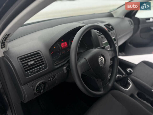 Черный Фольксваген Гольф, объемом двигателя 1.6 л и пробегом 170 тыс. км за 5850 $, фото 20 на Automoto.ua